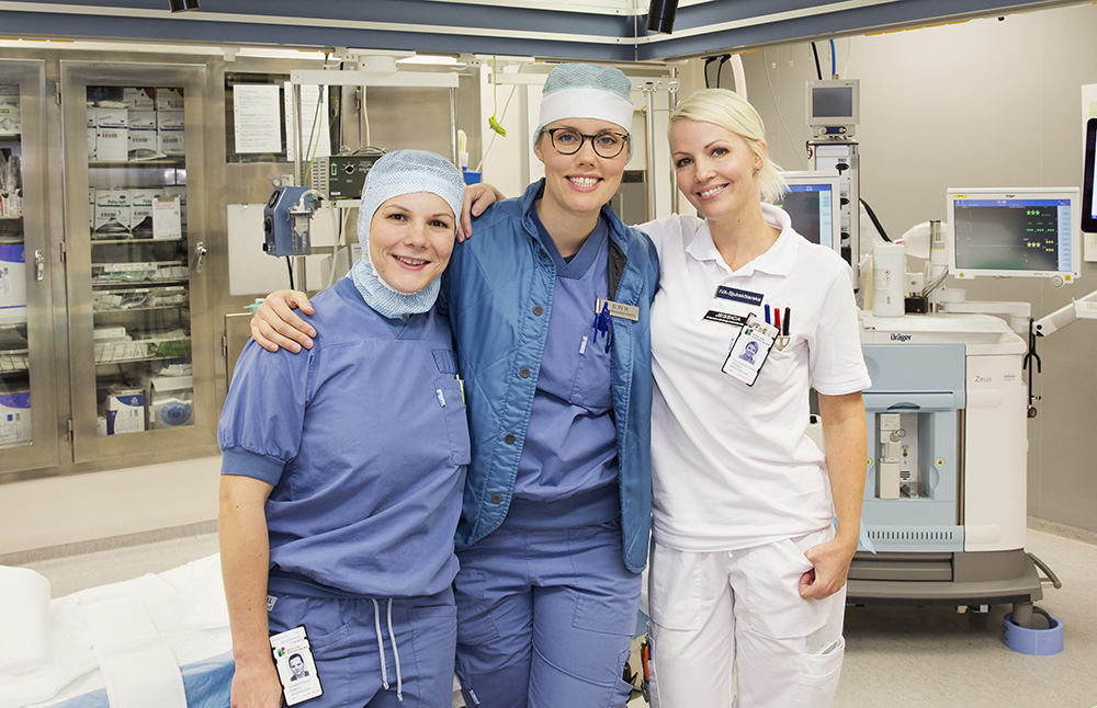 Emmeli Johansson, operationssjuksköterska, Elin Wiger, anestesisjuksköterska och Jessica Westerblom, intensivvårdssjukssköterska på anestesikliniken i Region Kronoberg. Foto: Martina Wärenfeldt
