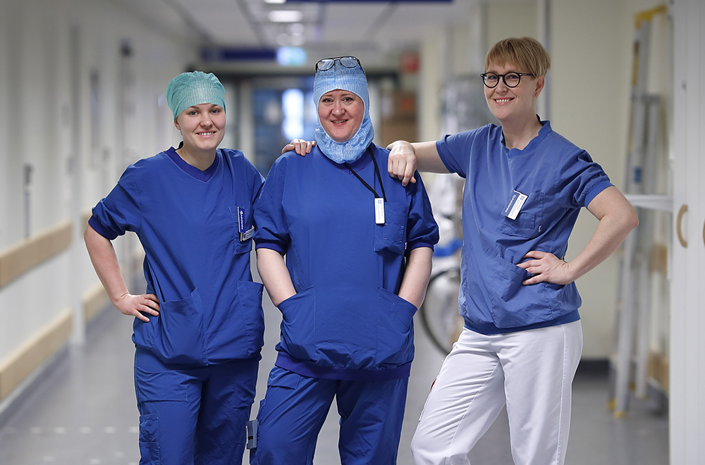 Johanna Kimme, Annelie Askling och Sofia Medin arbetar som specialistsjuksköterskor på ANOPIVA vid Linköpings universitetssjukhus. Foto: Lasse Hejdenberg
