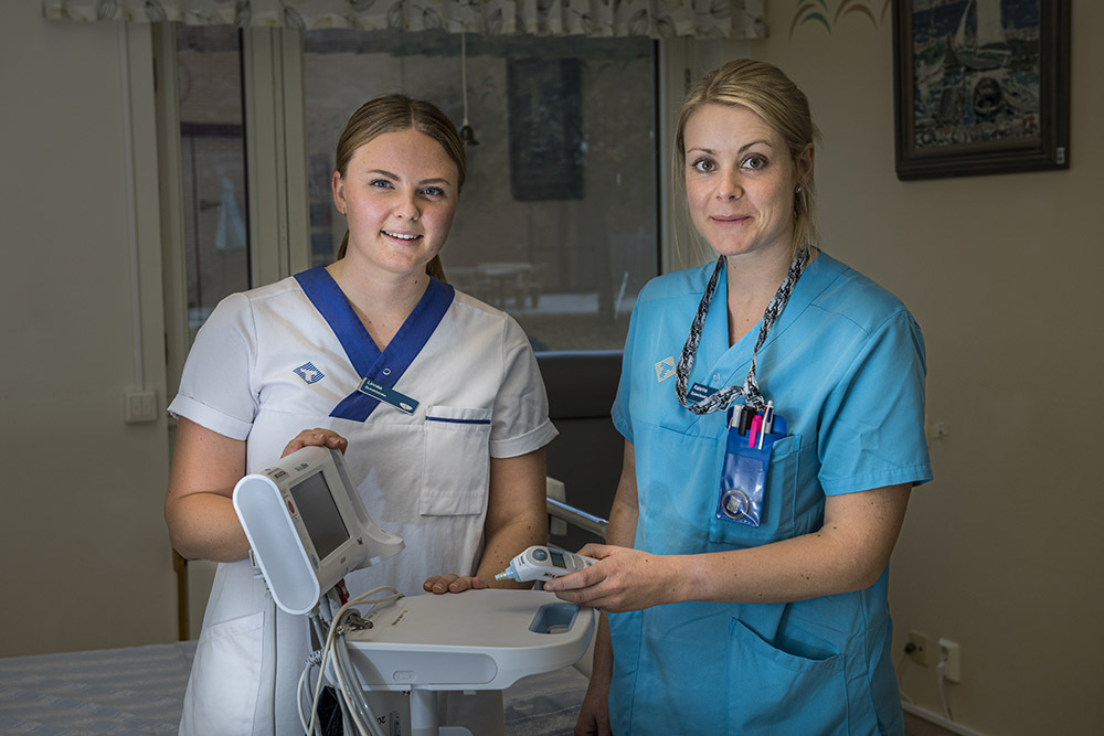 Linnéa Berglind och Katarina Palmqvist, sjuksköterskor vid kirurgkliniken, Blekinge-sjukhuset Karlskrona. Foto: Magnus Lejhall