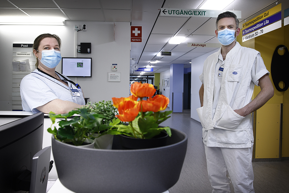 Anna Davidsson, specialistsjuksköterska och Anders Hjelmberg, sjuksköterska på GAVA vid Linköpings universitetssjukhus. Foto: Lasse Hejdenberg