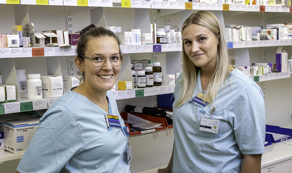 Sara Kullander och Ebba Persson, sjuksköterskor på Dalengeriatriken. Foto: Gonzalo Irigoyen