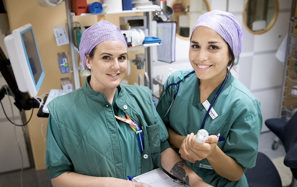 Nathalie Pettersson-Jansson och Ingrid Johansson, anestesisjuksköterskor vid Universitetssjukhuset Örebro. Foto: Kicki Nilsson