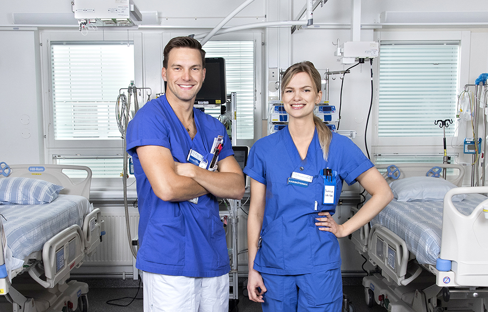 Filip Elfwering och Beatrice Linder arbetar tillsammans som specialistsjuksköterskor på NIVA vid Sahlgrenska Universitetssjukhuset. Foto: Lisa Jabar  / AnnalisaFoto