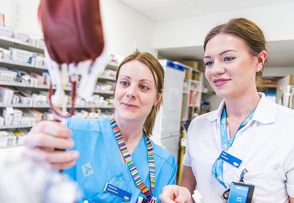 Att kunna vidareutbilda sig på betald arbetstid är en förmån, tycker sjuksköterskorna Katarina Palmqvist och Malin Krona, på Kirurgkliniken, Blekingesjukhuset Karlskrona. Foto: Hanna Franzén
