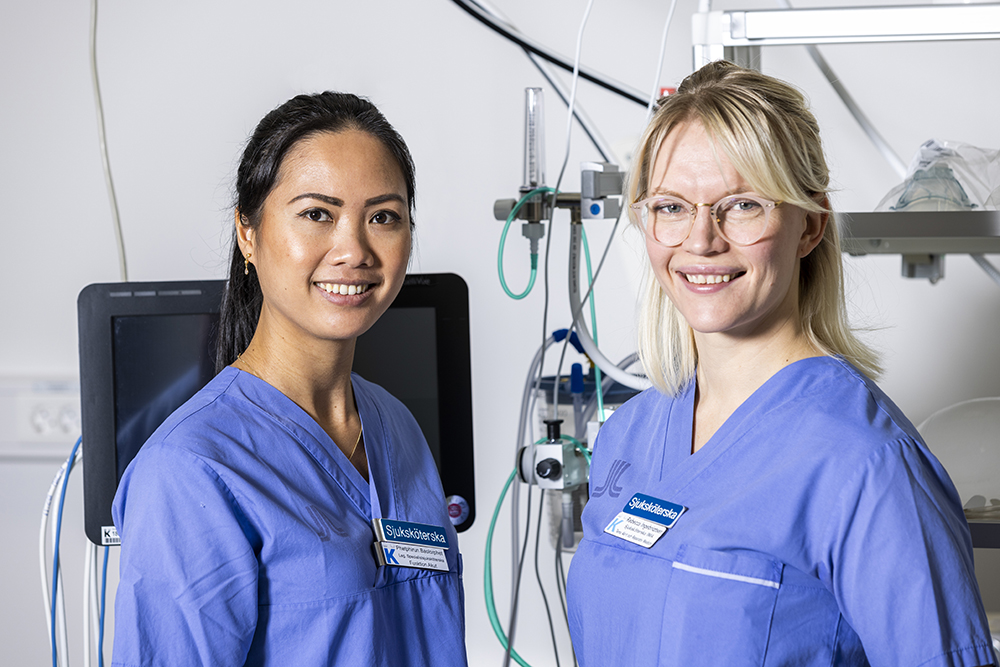 Phirun Baolorphet, sjuksköterska på IAKM och Rebecca Ingebrigt­sen, sjuksköterska på IMA på Karolinska i Solna. Foto: Gonzalo Irigoyen