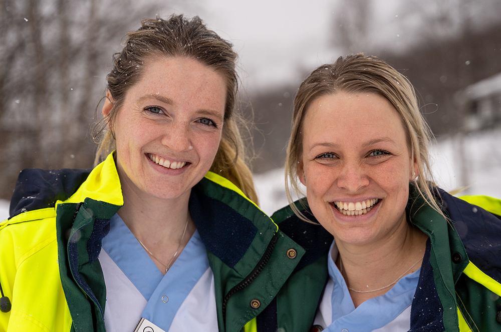 Amanda Eriksson och Julia Wetterlind, sjuksköterskor på Tärnaby sjukstuga. Foto: Marianne Lindgren