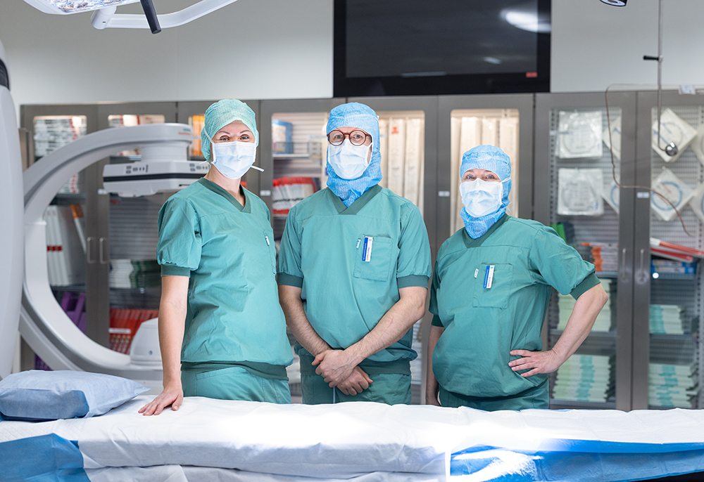 Linda Smedman, enhetschef, Magnus Claesson, anestesisjuksköterska och Kerstin Brodin, operationssjuksköterska på operationscentrum i Sundsvall. Foto: Anna-Clara Eriksson
