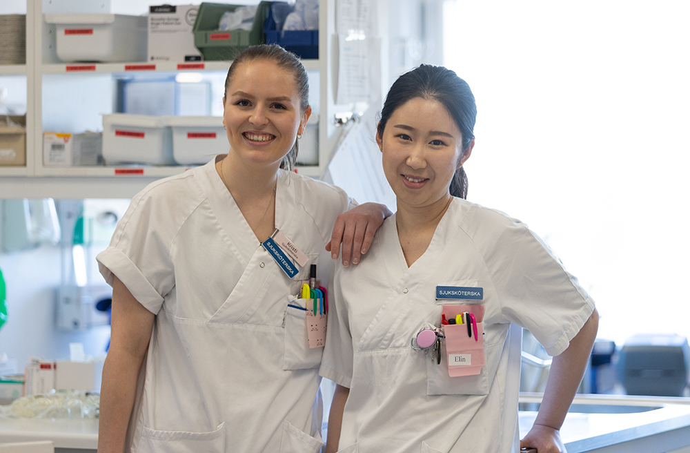 Kristi Larsen Johansen och Elin Cui, sjuksköterskor på kirurg­avdelningen i Eskils­tuna. Foto: Pierre Pocs