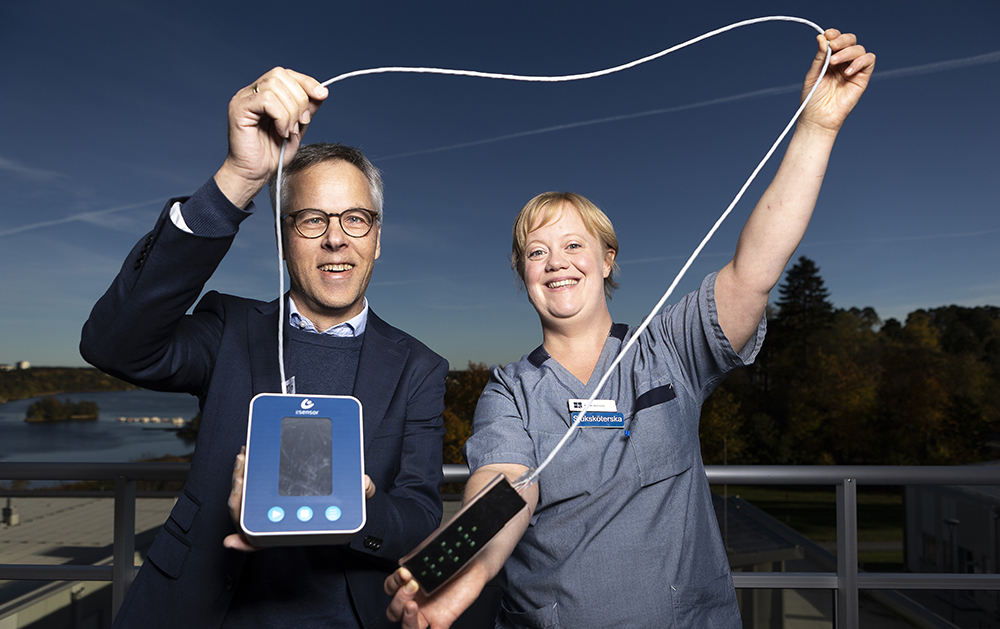 Johannes Walfridsson, VD för PU sensor, och Kristin Ivarsson, specialistsjuksköterska på Capio geriatrik Sollentuna. Foto: Johan Marklund