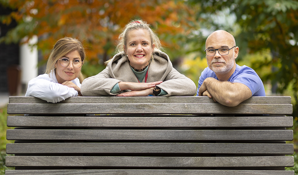 Shadi, Julia och Jakob, intensivvårdssjuksköterskor på IVA i Huddinge och CIVA och NIVA i Solna. Foto: Johan Marklund