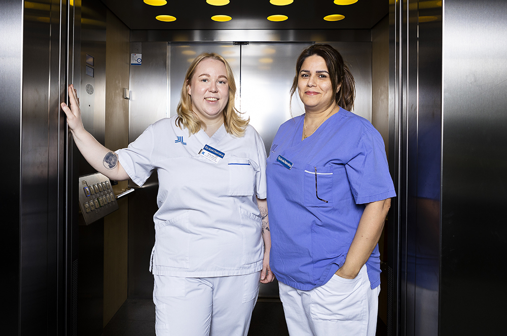 Molly Edlundh, sjuksköterska på AVA och Nasrin Soltani, sjuksköterska på  en avdelning för rekonstruktiv ortopedi. Foto: Johan Marklund