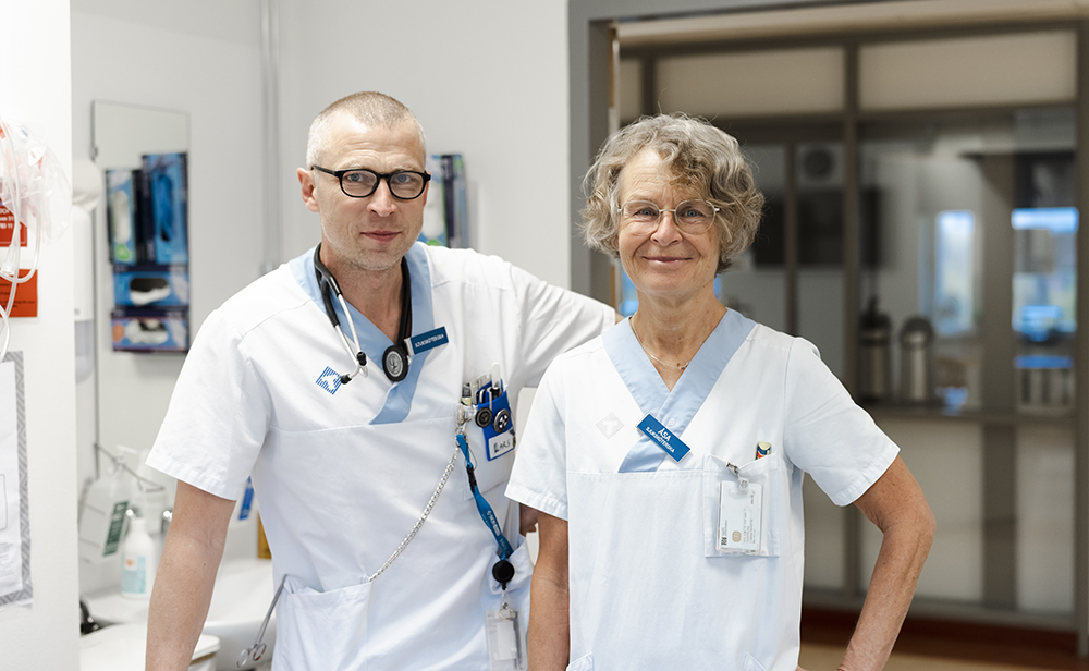 Lars Holmgren och Åsa Lindskog Bäckström, sjuksköterskor på Medicinsk och geriatrisk klinik i Skellefteå. Foto: Jonas Westling