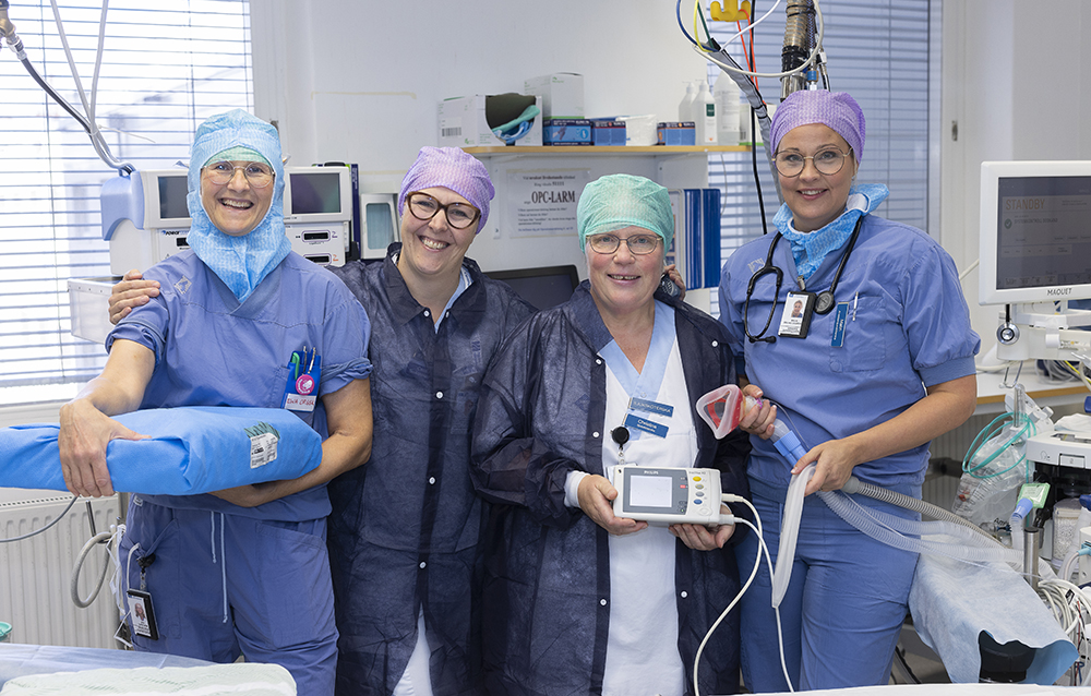 Ewa Sjöström, operationssjuksköterska, Cecilia Diamant, intensivvårdssjuksköterska, Christina Lindmark, sjuksköterska och Malin Ödling Davidsson, anestesisjuksköterska. Foto: Fredrik Larsson