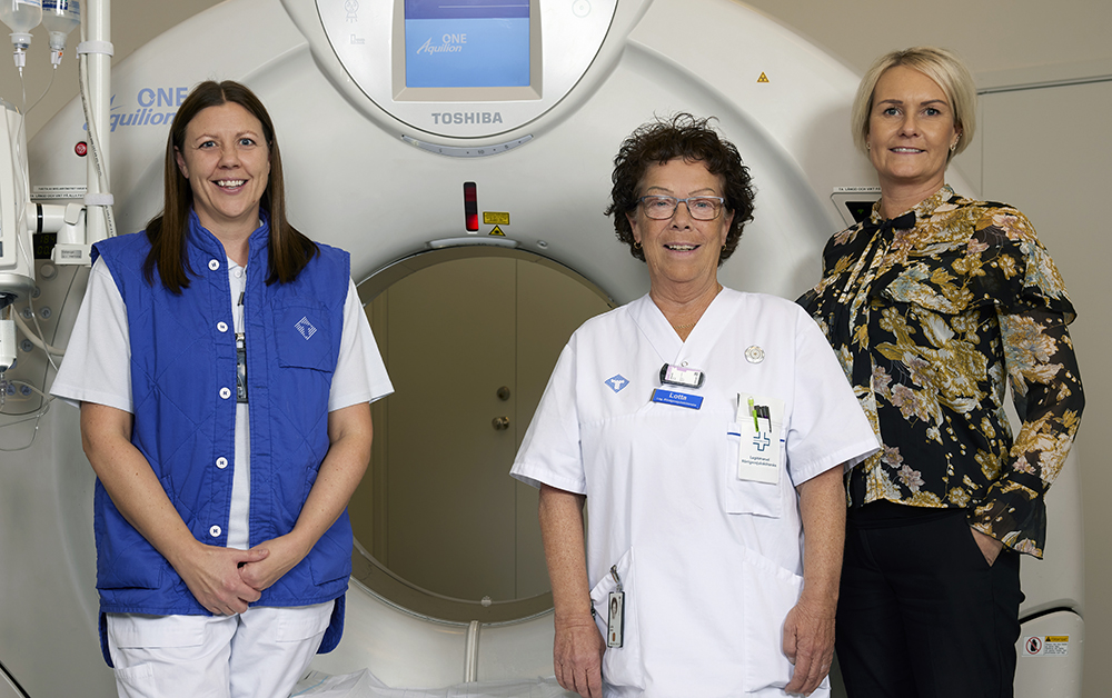 Maria Enheim, röntgensjuksköterska, Lotta Lindqvist, röntgensjuksköterska, och Jessica Landin Viksell, enhetschef på röntgenmottagningen vid sjukhuset Sundsvall-Härnösand. Foto: Olle Melkerhed