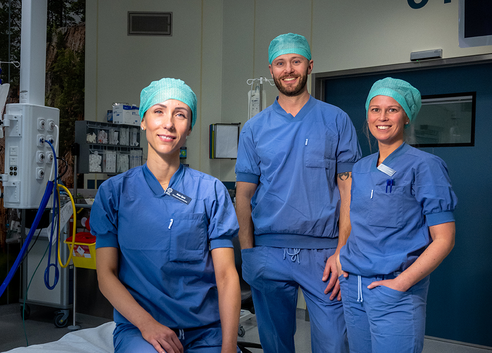 Evelin Gustavsson, anestesisjuksköterska, Karl Silvhamn, verksamhetschef, och Malin Gjertz, operationssjuksköterska. Foto: Fredrik Karlsson / Solstafoto