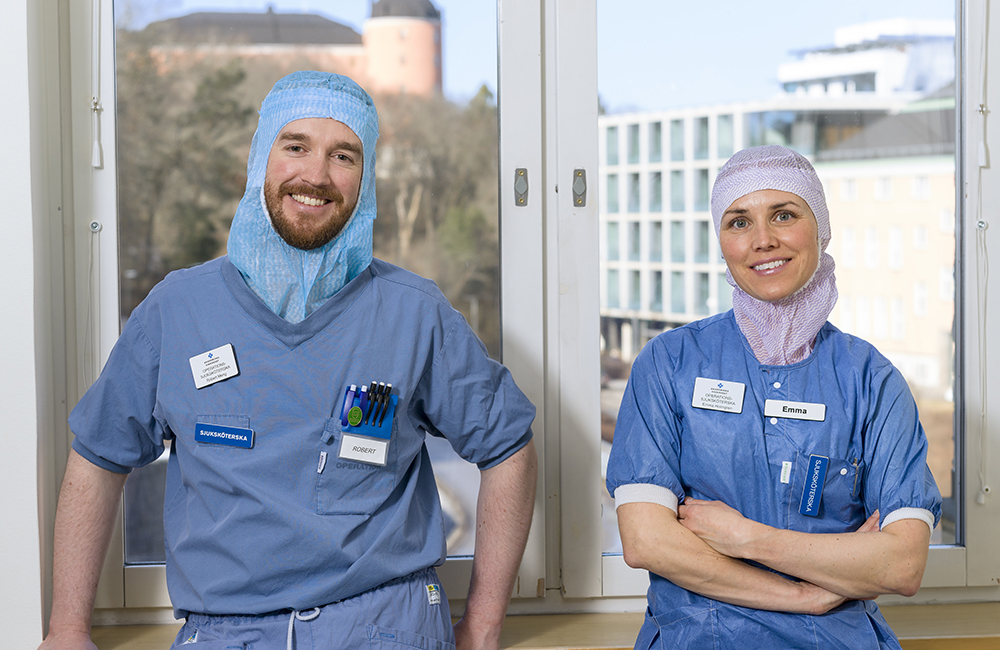 Robert Meng och Emma Holmgren, operationssköterskor på Akademiska sjukhuset. Foto: Göran Ekeberg