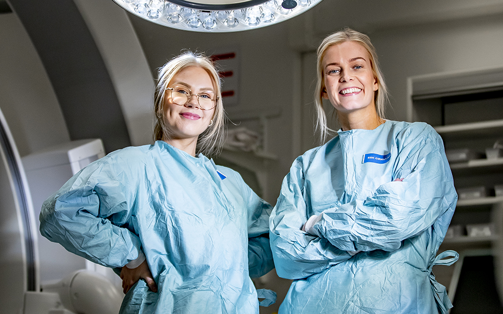 Caroline Eriksson, sjuksköterska, och Jennie Evaldsson, specialistsjuksköterska inom akutsjukvård på Akutkliniken i Örebro. Foto: Kicki Nilsson