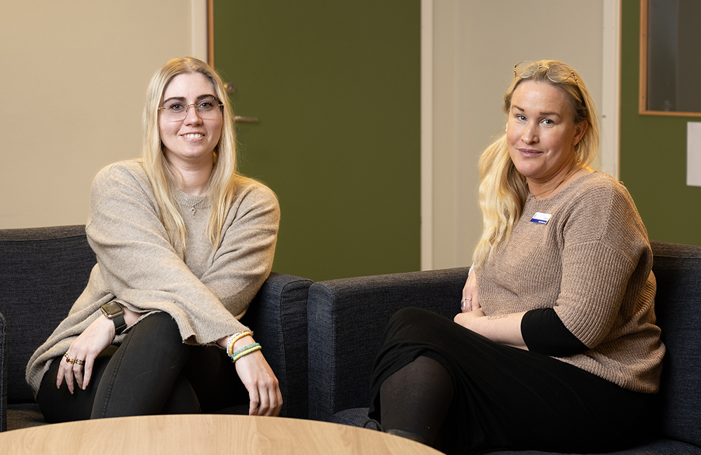 Rebeccah Carlström, psykiatrisjuksköterska på BUP:s öppenvårdsmottagning i Örnsköldsvik, och Carolina Jansson, sjuksköterska på BUP Västernorrlands NP-mottagning i Sundsvall. Foto: Pär Olert