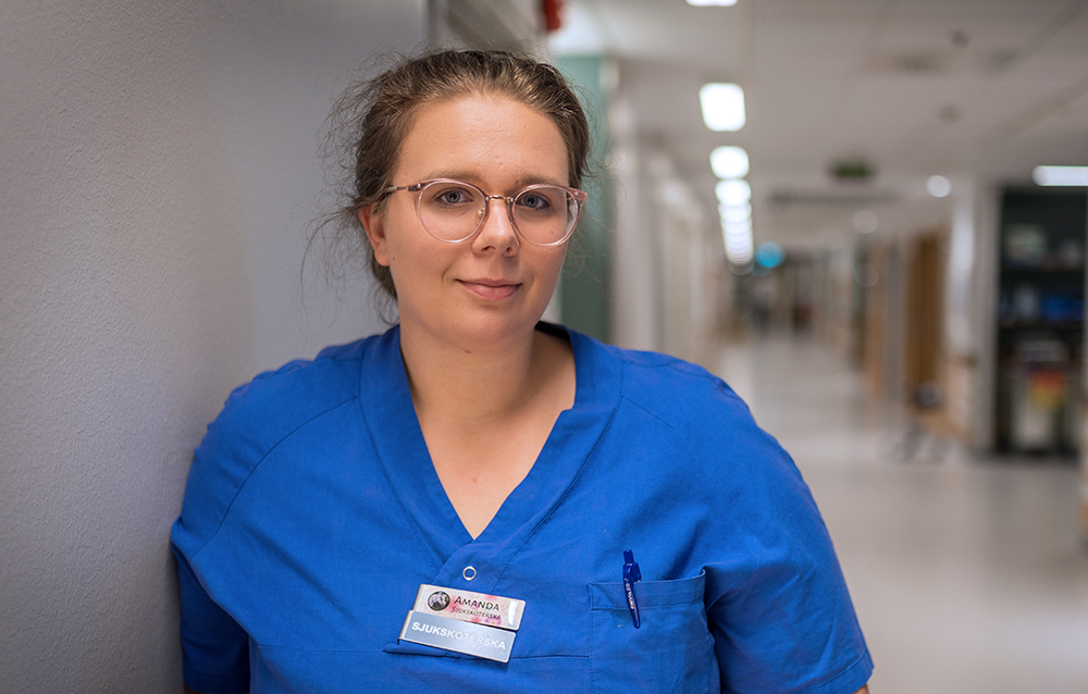 Amanda Ahlin, sjuksköterska på hematologienheten på Skaraborgs sjukhus i Skövde, är en av de nominerade till årets Vårdförbundspris. Foto: Garbis Sarafiann