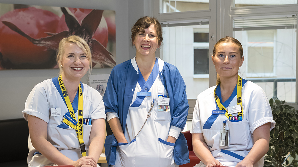 Cindra Astor Währborg, specialistsjuksköterska, Anna Hanehöj Pohjola, sjuksköterska och omvårdnadsledande sjuksköterska och Sanne-Lie Pettersson, sjuksköterska på infektionskliniken. Foto: Göran Ekeberg