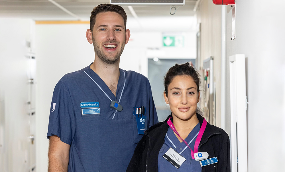 Henrik Sadleir, sjuksköterska på avdelning 8 och Azmina Bennström, specialistsjuksköterska och tillförordnad enhetschef på avdelning 54. Foto: Fredrik Hjerling