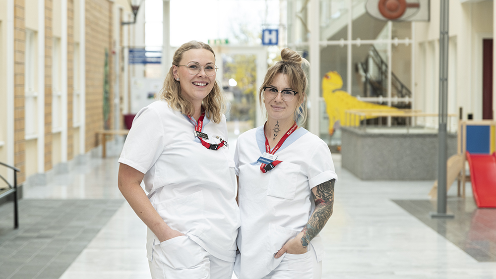 Mette Aaskoven och Therese Poggats, sjuksköterskor på hjärtavdelning 46. Foto: Daniel Holmgren/Cre8photo.se