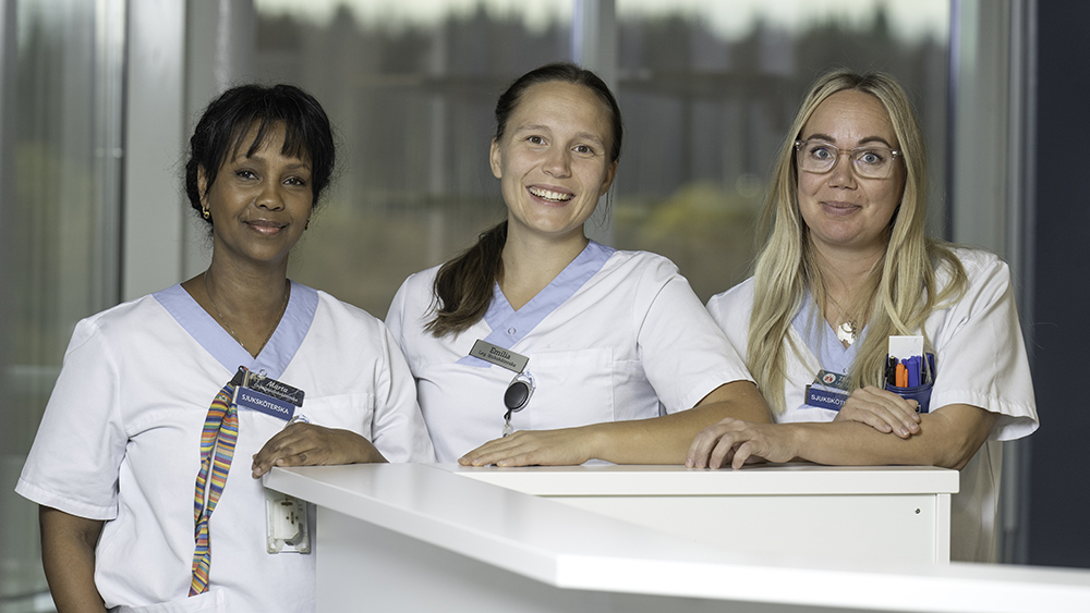 Marta Jonsson, Emilia Malmelöv och Therese Lönnqvist trivs med både patienter och kollegor. Foto: Magnus Stenberg