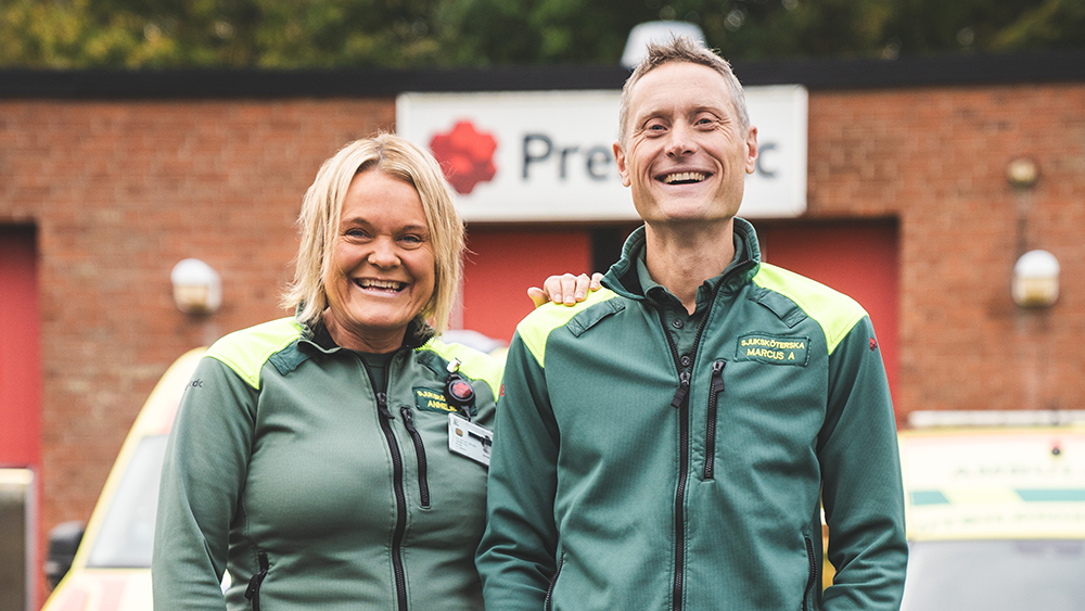 Annelie Nilsson och Marcus Anundi, ambulanssjuksköterskor hos Premedic. Foto: Daniel Larsson