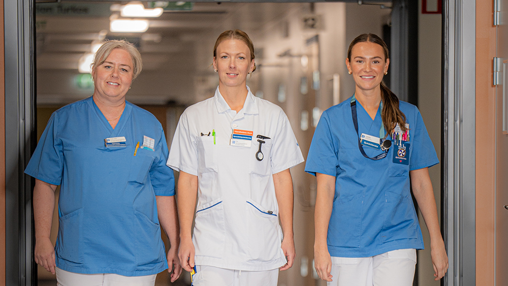 Linda Sillén, avancerad specialistsjuksköterska i kirurgi, Ella Sköld, specialistsjuksköterska i kirurgi och Isabelle Nyström, sjuksköterska på kirurgiska kliniken vid Vrinnevisjukhuset. Foto: Martin Roth