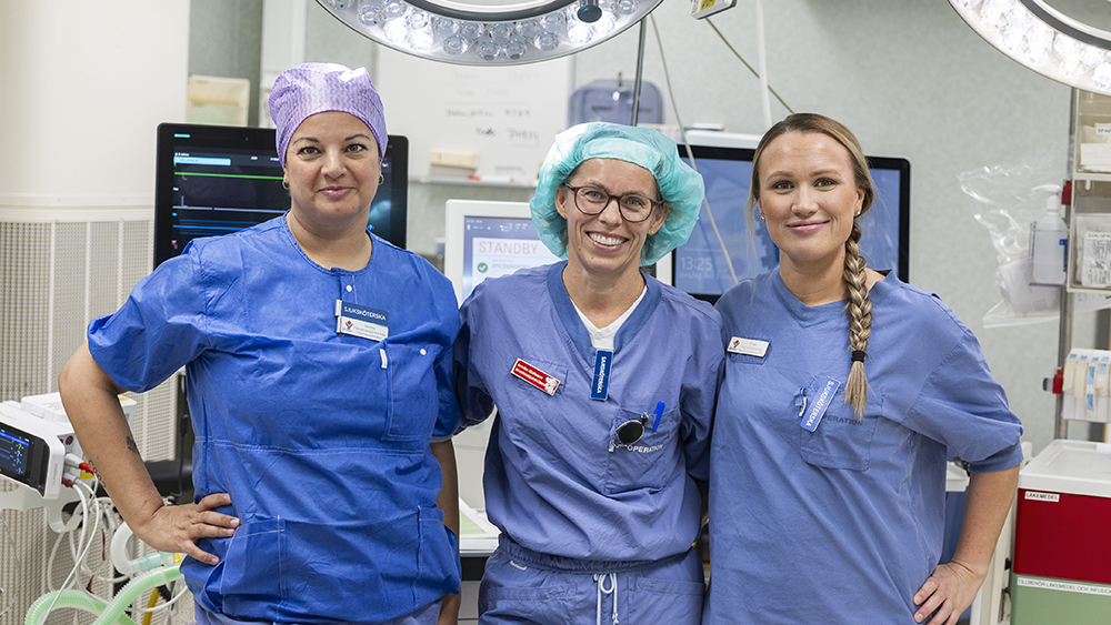 Sabina Wige, operationssjuksköterska, Annika Mattsson, anestesisjuksköterska och Frida Karlsson, allmänsjuksköterska på operationskliniken. Foto: Per Groth