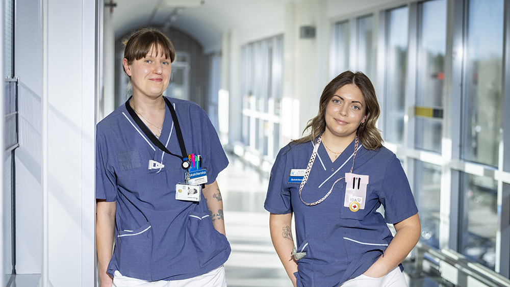 Heidi Riikonen, sjuksköterska på I54 och Ida Valter, sjuksköterska på I64 på Karolinska sjukhuset i Huddinge. Foto: Fredrik Hjerling