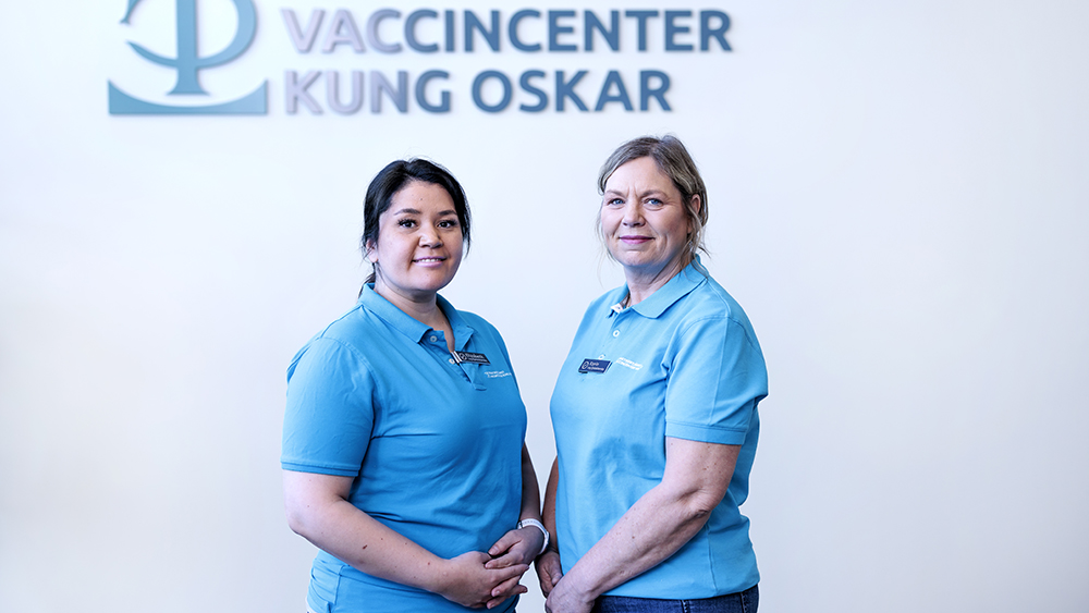 Elizabeth Leiva Thiers och Karin Fröberg driver tillsammans två vaccinmottagningar och en mobil vårdbuss. Foto: Peter Kroon