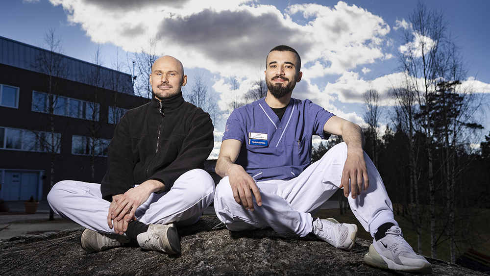 Joel och Sattar, sjuksköterskor inom rättspsykiatrin i Region Stockholm. Foto: Johan Marklund