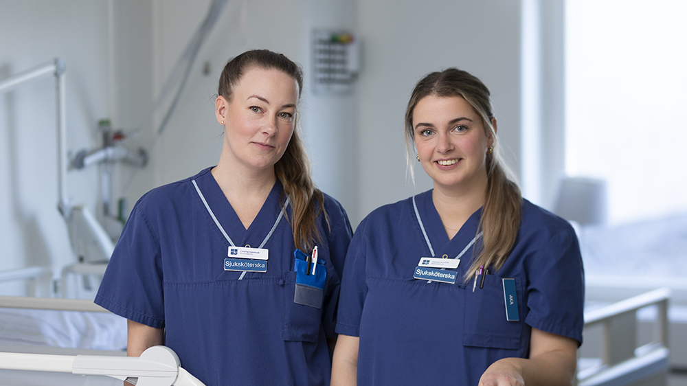 Caroline Henebratt och Isabelle Arnehall trivs och utvecklas på Capio Geriatrik Nynäshamn. Foto: Johan Gustafsson / G40Studio