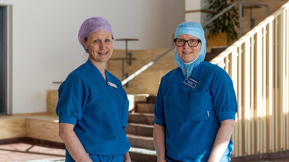 – Det finns goda möjligheter att skapa bra flöden och harmoni på ett mindre sjukhus, säger Annika Wallin och får medhåll av kollegan Monica Wass. Foto: Johan Olsson / AILA