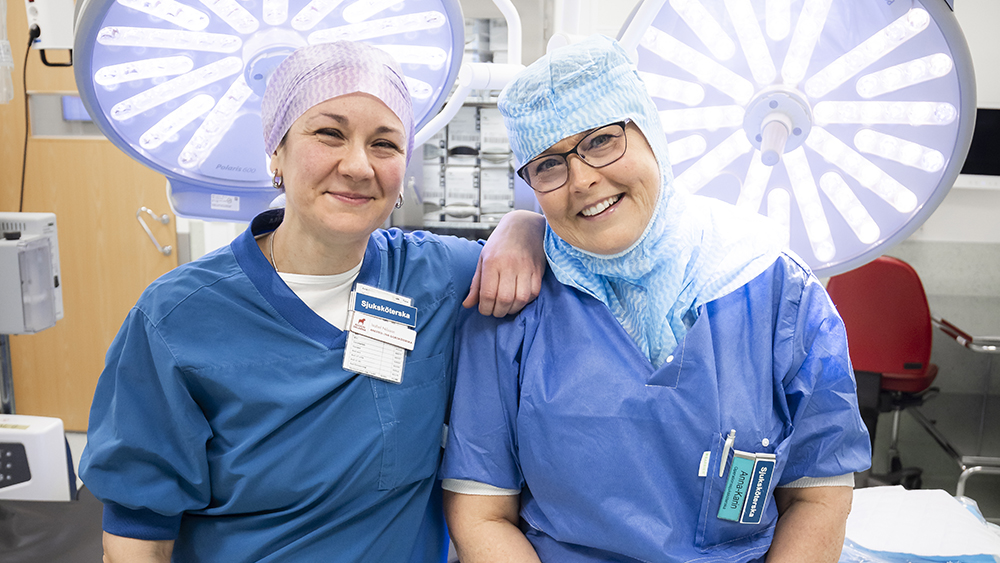 Att förmedla lugn och trygghet för patienterna är en viktig del i arbetet för Isabel Nilsson och Anna Karin Johansson. Foto: Henrik Hansson
