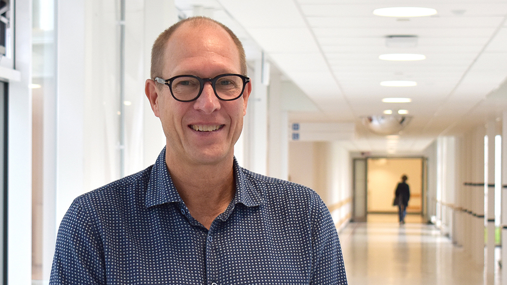 Johan Kling, verksamhetschef för anestesi, operation och intensivvård på Sjukhusen i väster i Västra Götalandsregionen. Foto: Lisa Arvidsson / VGR