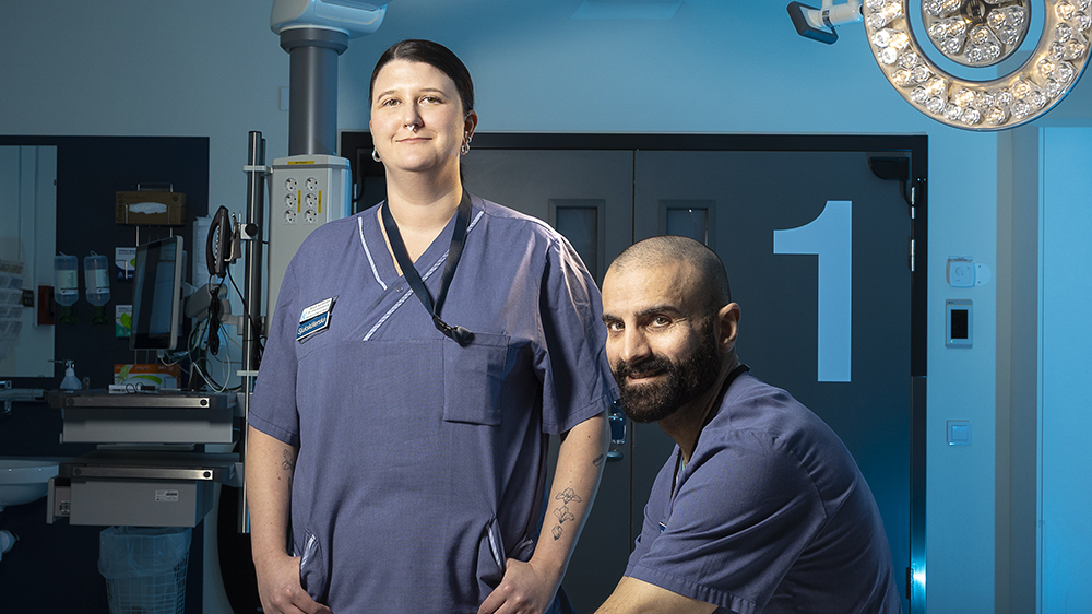 Alicia Karlström och Shahpoor Mumand på akuten i Huddinge. Foto: Johan Marklund