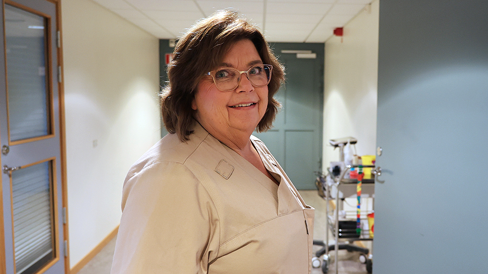 Ann-Marie Edvardsson, mottagningssjuksköterska på sjukvårdsmottagningen på Kriminalvårdens anstalt i Kumla. Foto: Kriminalvården