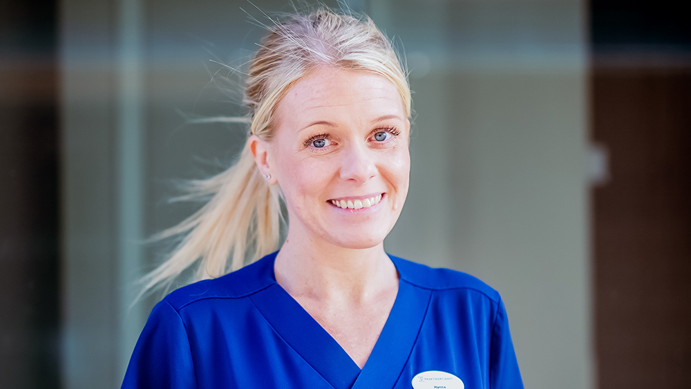 Hanna Ljung stortrivs med sitt arbete som sjuksköterska på Ljungby vårdcentral. Hos Praktikertjänst får hon möjlighet att lägga tid på det hon tycker är allra roligast – patientmötena. Foto: ByMija