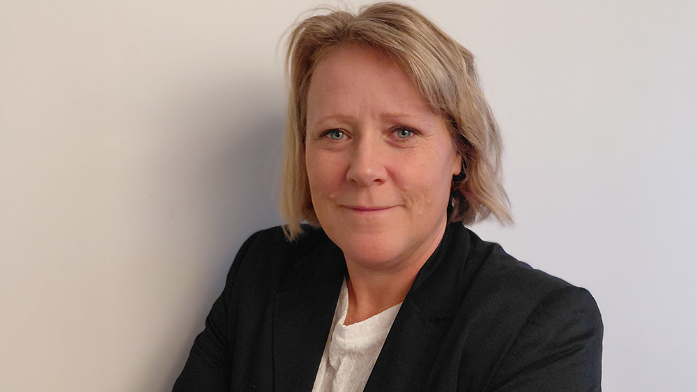 Sjuksköterskan Alma Fager har tagit emot Queen Silvia Nursing Award för sitt arbete med personer med demenssjukdom.