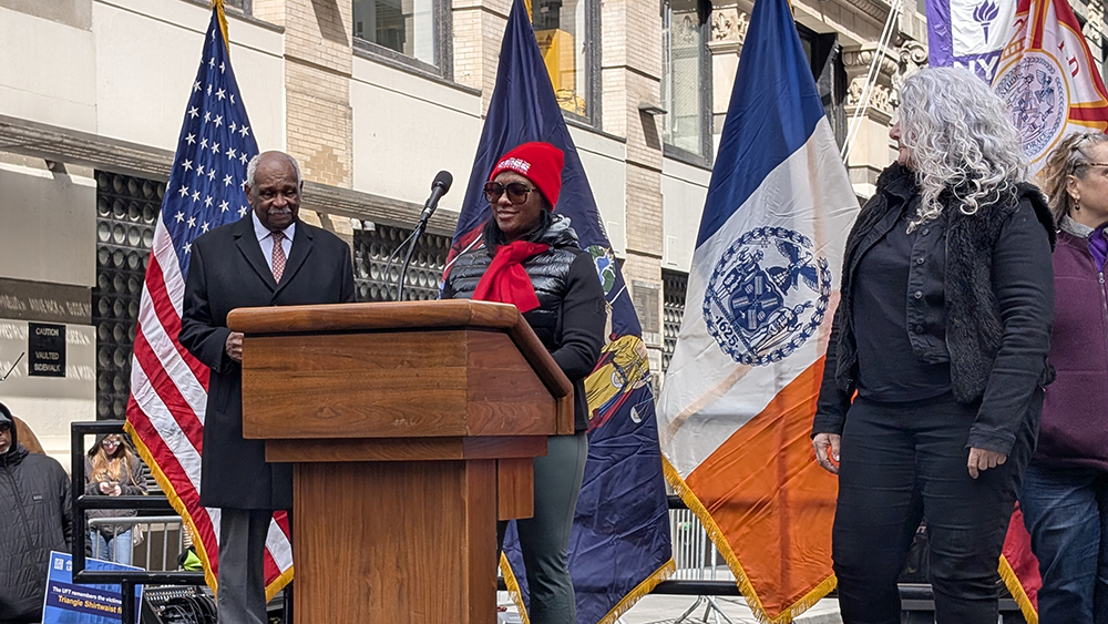 Sjuksköterskan Darla Joiner håller tal under strejken i New York. Foto: Privat