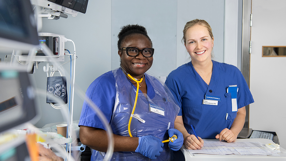 Chidi Ezennaya och Sara Strömberg uppskattar den stora bredden som medarbetarna möter på Kungälvs sjukhus. Foto: Lisa Jabar / AnnalisaFoto
