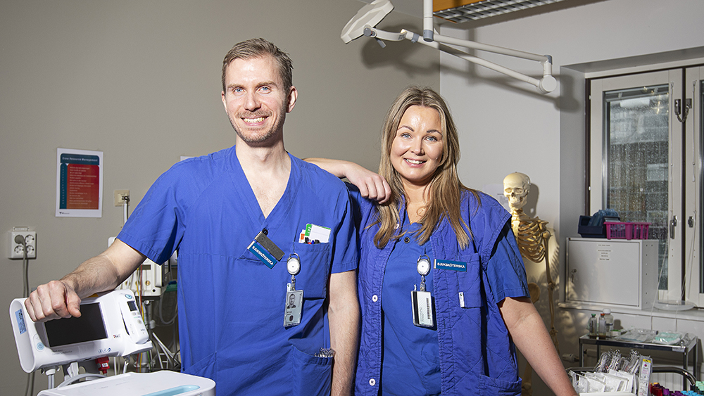 Niklas Engström och Amanda Uls, sjuksköterskor på ortopedavdelningen. Foto: Andreas Olsson