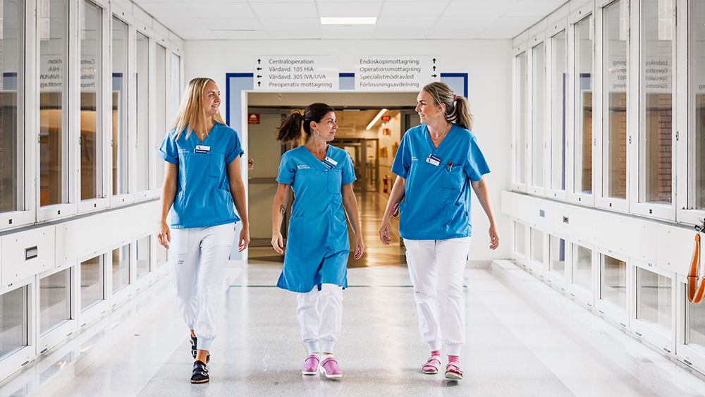 – Vi jobbar med väldigt intima situationer och kommer i och med det väldigt nära våra kollegor, säger Gabriella Bader och får medhåll av Linn Östman och Karin Cardesjö. Foto: Alexander Lindström